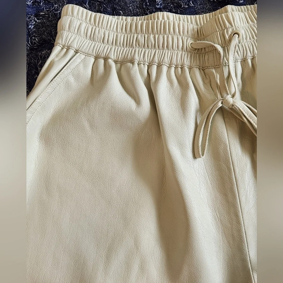 NWT || GOOD AMERICAN || Better Than Leather shorts - Picture 4 of 7